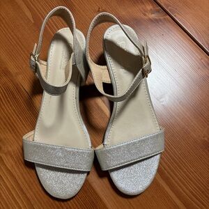 Catherine Malandrino Women’s 7.5 Wedge Dress Sandal NWT Gold (look silver)